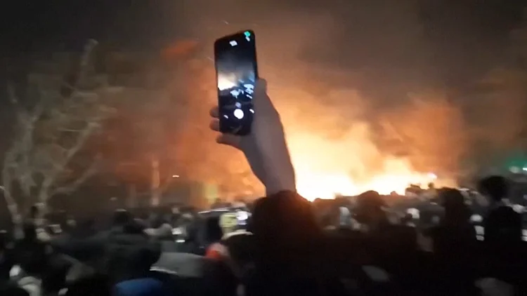 מהפכה בלי מנהיג: המחאה מאחדת את איראן - אך מי עומד בראש?