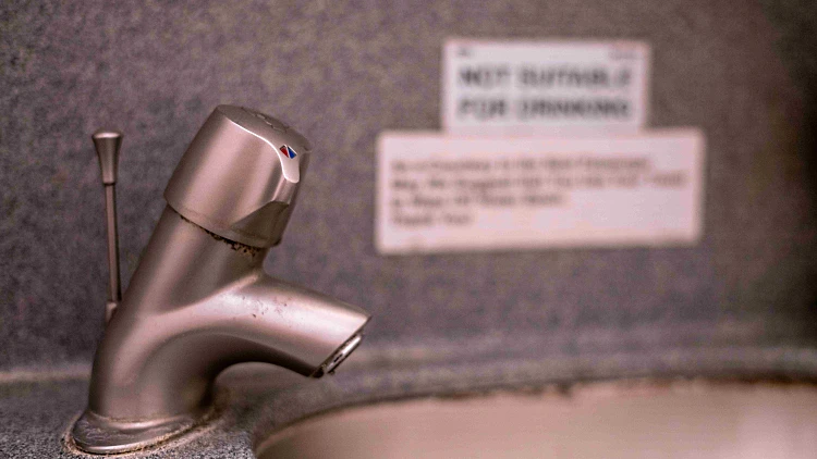 מחקר ענק קבע: הסיבה שלא כדאי לכם לשטוף ידיים בשירותי מטוסים