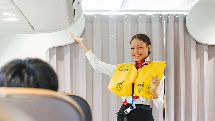 רמאות מהשמיים: הדיילת המזויפת שמסעירה את הרשת