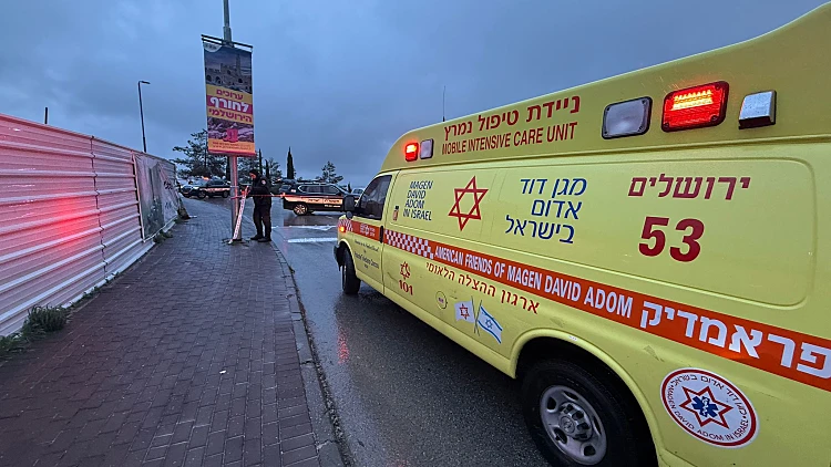 אמבולנס מד"א בזירת הירי בפסגת זאב שבירושלים