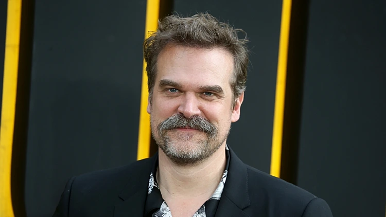 אחרי התלונות נגדו: כוכב "דברים מוזרים" החל טיפול פסיכותרפי