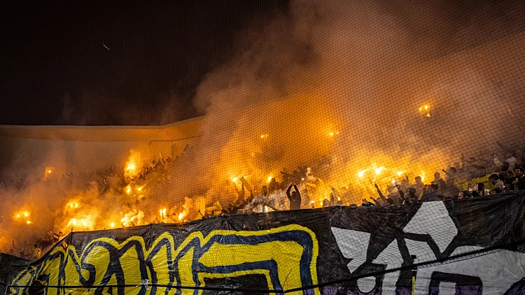 מתא שירותים - ליציע: תיעוד הברחת רימוני עשן וזיקוקים לאצטדיון