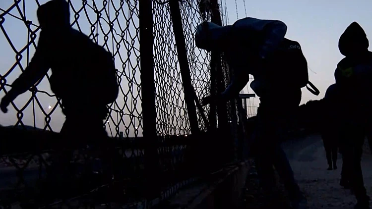 פצצה מתקתקת: כך נכנסים אלפי שב"חים לישראל - ומוחקים את עברם