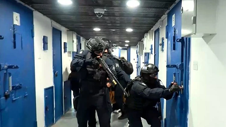 "הכי מסוכנים שיש": תיעוד מהכלא שבו מוחזקים מאות מחבלי נוח'בה