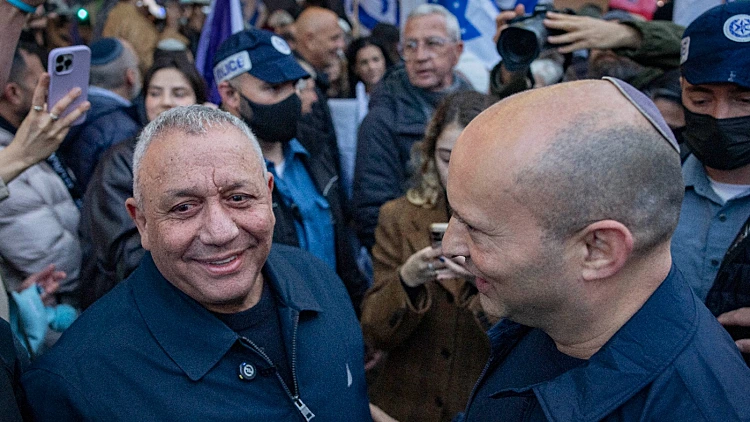 איך ישפיע איחוד בין בנט לאיזנקוט - וכמה תומכים בחנינה לנתניהו?