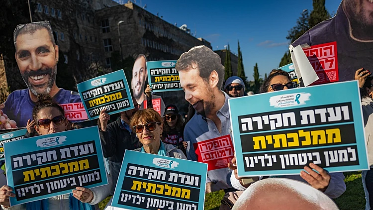 מפגינים מחוץ לכנסת בדרישה לוועדת חקירה ממלכתית