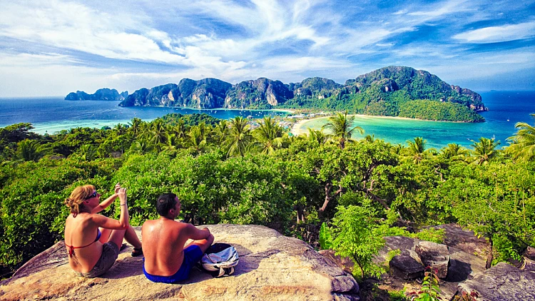 נתון היסטורי של 410,125 תיירים: הישראלים שוב שוברים שיאים