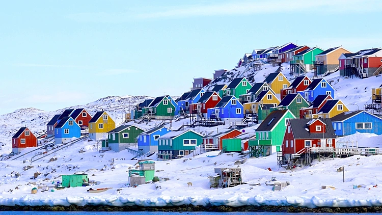 בתים צבעונים וקרח בגרינלנד ,greenland.