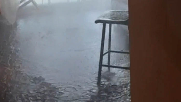 הכלה התארגנה במלון לחתונתה, המתזים הופעלו - והחדר הוצף