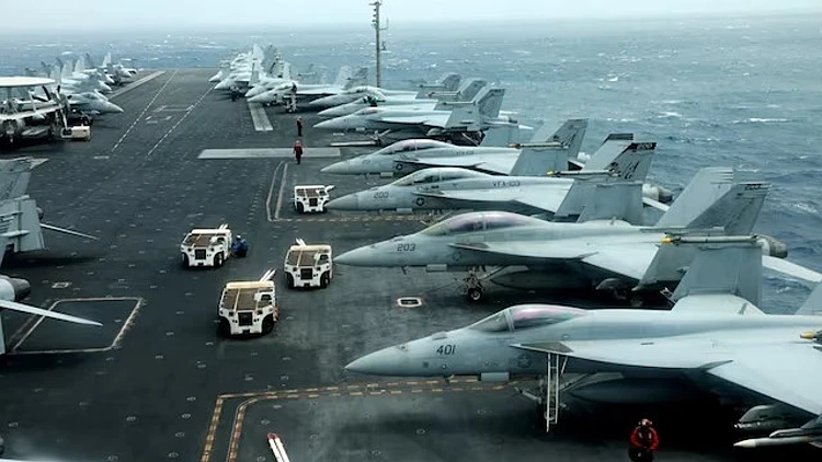 נושאת מטוסים, צוללות וטילים מול איראן: "מתקפה תיחשב כמלחמה"