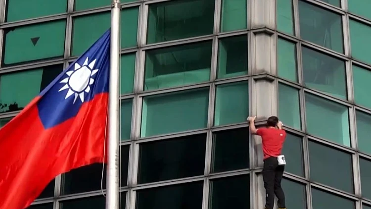 בשידור חי: טיפס על גורד שחקים ללא ציוד בטיחות - ושבר שיא