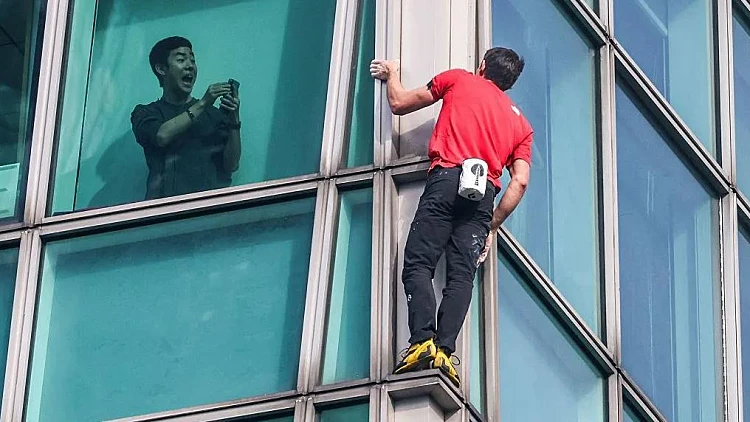 בשידור חי - ובלי ציוד בטיחות: המטפס האגדי טיפס על גורד שחקים