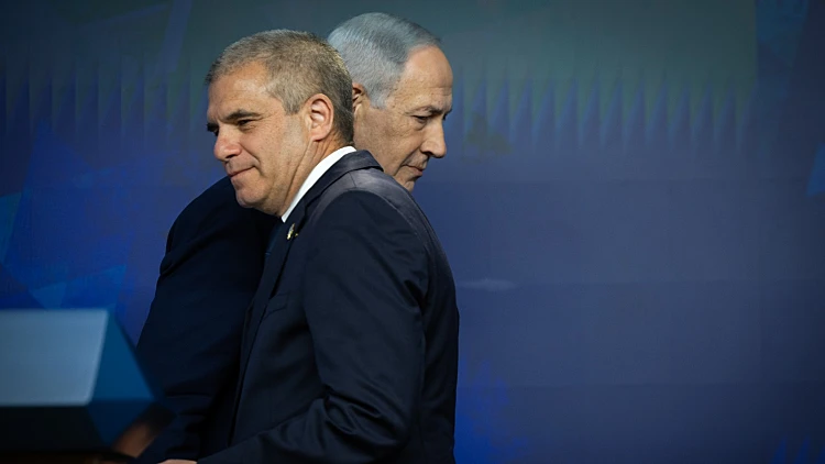 שורדי שבי ומשפחות: הירש איים וסחט אותנו שלא להתבטא נגד רה"מ