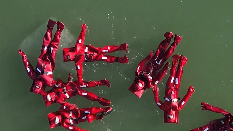 לצוף בין גושי קרח: האטרקציה החדשה שכבשה את אינסטגרם