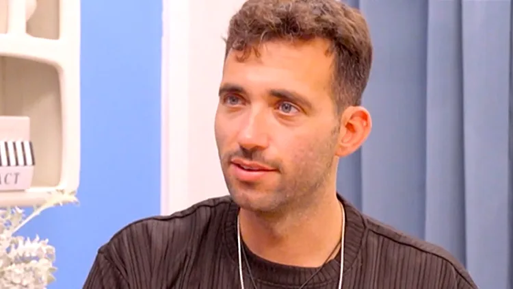 הדיירת החדשה מגיעה למתחם - ועושה בלגן: "אני מוציא לה טבעת"