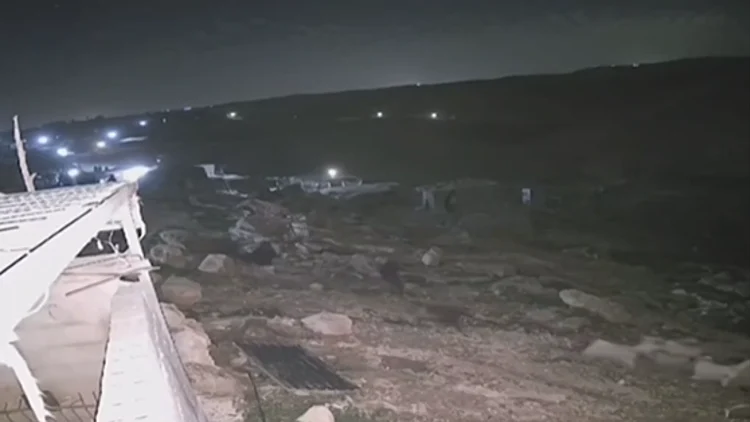 שטח ההפקר: חיילים תועדו מלווים מתנחלים שפגעו בפלסטינים