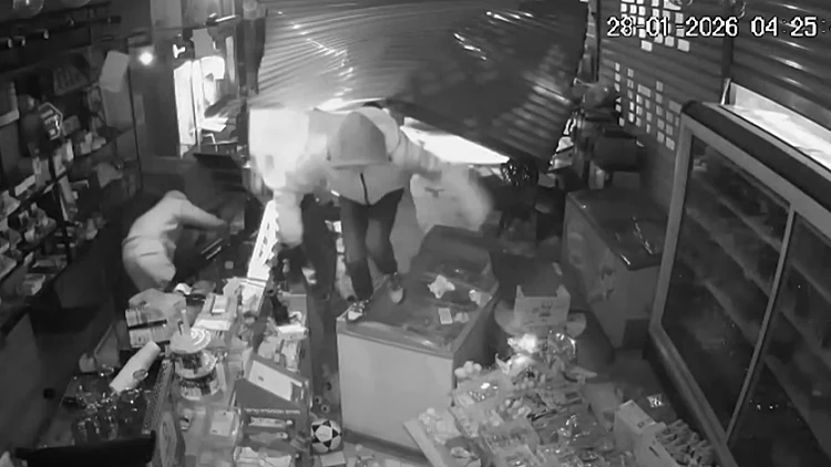 פרצו, גנבו עשרות אלפי שקלים ונמלטו: תיעוד השוד בבאר שבע