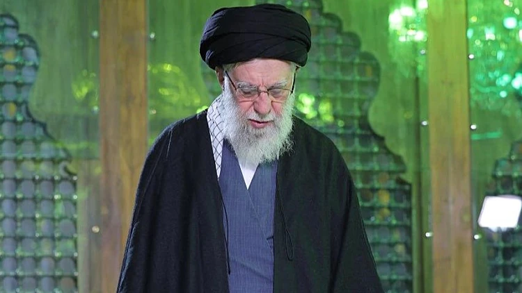 לאחר שדווח כי הועבר לבונקר: חמינאי ביקר בקבר חומייני בטהרן