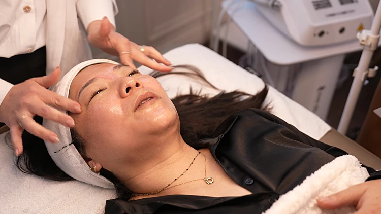 מתמודדת "משחקי השף" בטיפול פנים מפנק עם שיר אלמליח