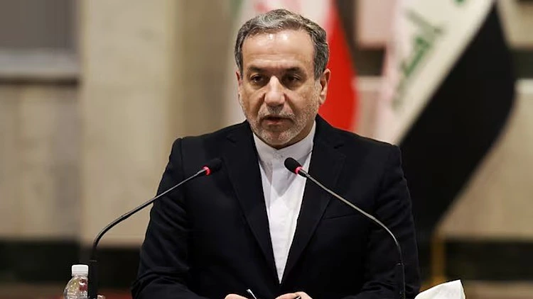 שר החוץ האיראני: "לא רוצים הסלמה, עצרו את התקיפות ואז נדבר"