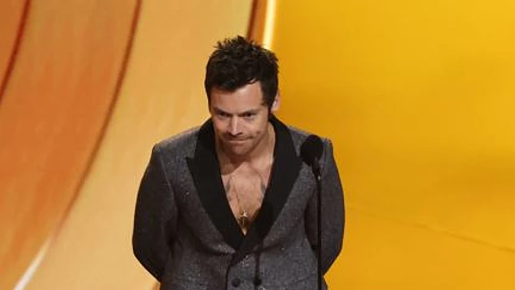 הארי סטיילס התנשק עם גבר - וכל העולם מדבר על זה