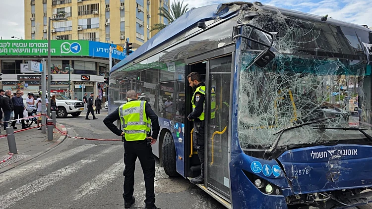אוטובוס התנגש בבניין בר"ג, צעירה כבת 25 נפצעה אנושות