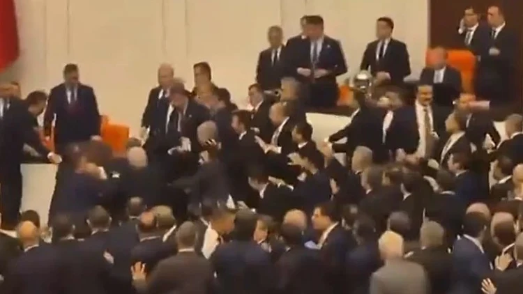 תיעוד דרמטי: קטטה המונית בפרלמנט הטורקי