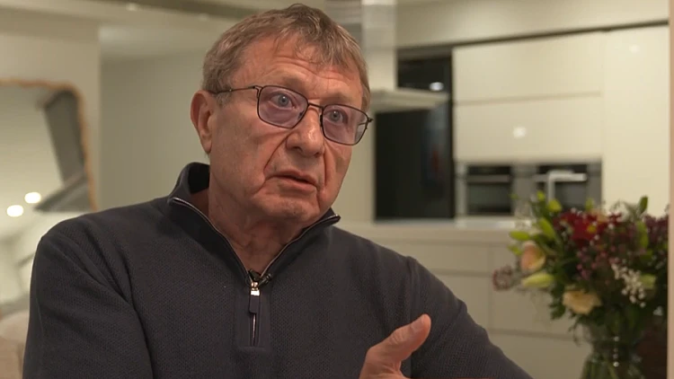 המיליארדר שתלה שלטי ענק באיילון נגד צביקה נווה: "הוא סוחט אותי"