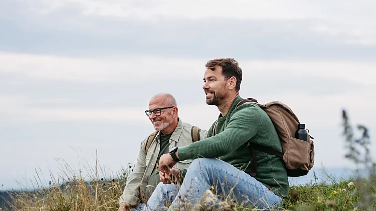 אב ובנו יושבים בטבע