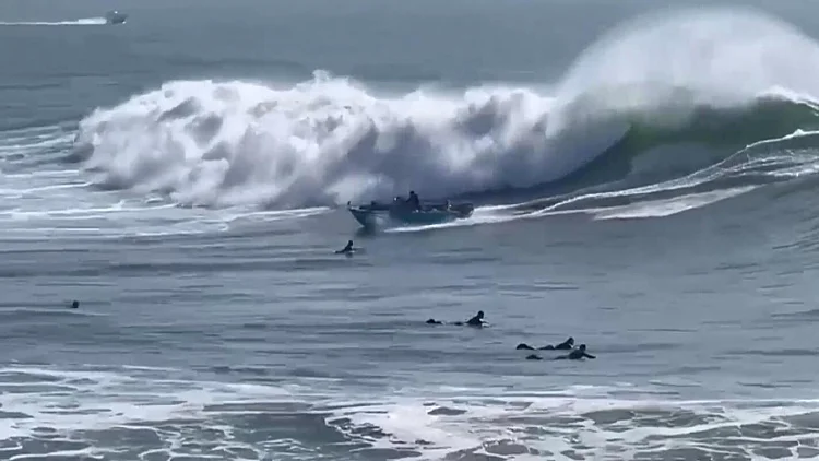רגע לפני אסון: גולשים הבחינו בסירה נסחפת - והצילו משפחה שלמה