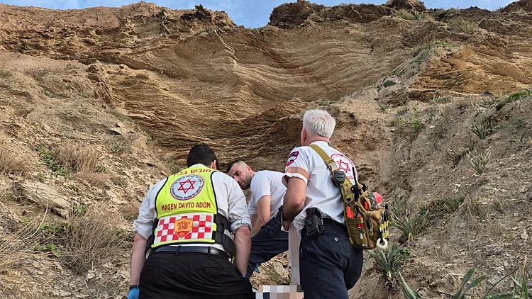 אסון בשרון: צנחן רחיפה התרסק ונהרג בחוף ליד נתניה