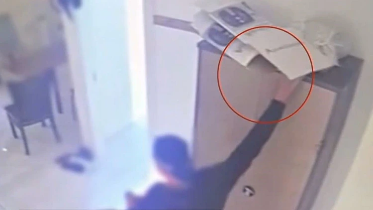 נתפס במצלמות: שוטר שתל סכין במהלך חיפוש בבית עסק ביבנה