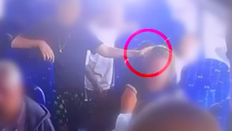 תיעוד: קטין הצית את שיערה של אישה באוטובוס בנתניה - ונעצר