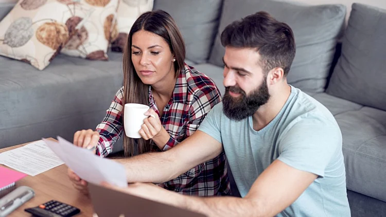 איך לחסוך בשנת 2026: בניית תקציב משפחתי | רשת 13