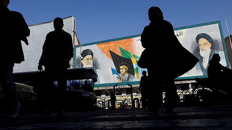 שלט עם תמונות חומייני וחמינאי בטהרן