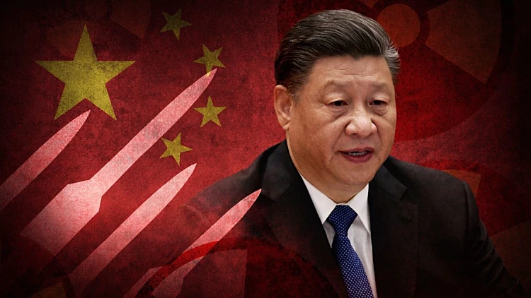 שי ג'ינפינג ברקע דגל סין וטילים גרעיניים