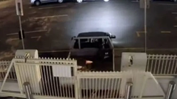 גבר פגע עם רכבו בשערי בית כנסת באוסטרליה - והואשם בפשע שנאה