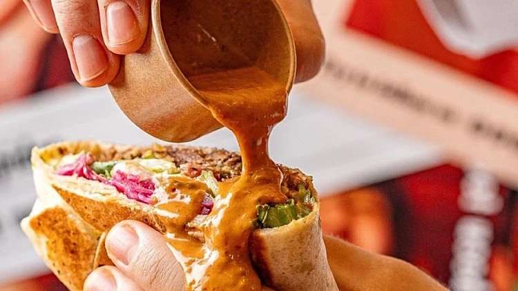 מנת הדגל של רפידוס עם אקסטרה רוטב מלמעלה