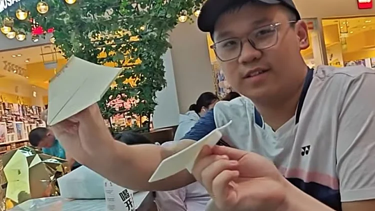 החברים ששברו שני שיאי גינס בתחום מטוסי הנייר