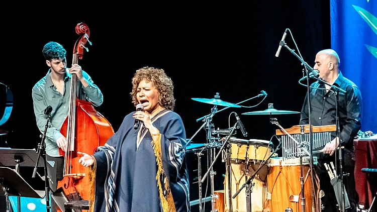 המחווה לזמרת האגדית ריגש את הקהל, שהתמסר לזמרת שמולו