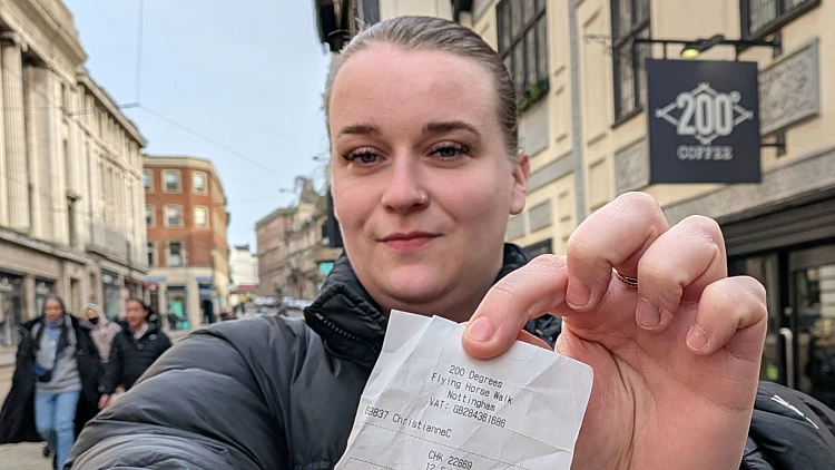 סופי מחזיקה את האישור על הזיכוי