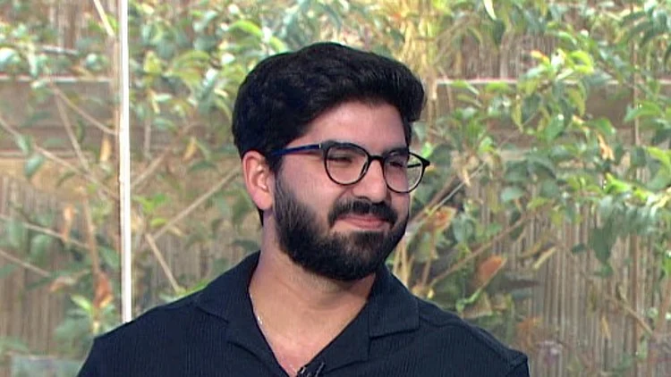 "אם בטעות אשפשף את היד בשולחן, יתחילו כאבים שילוו אותי ימים"