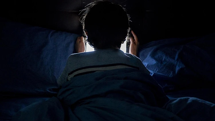 ילד בטלפון (אילוסטרציה)