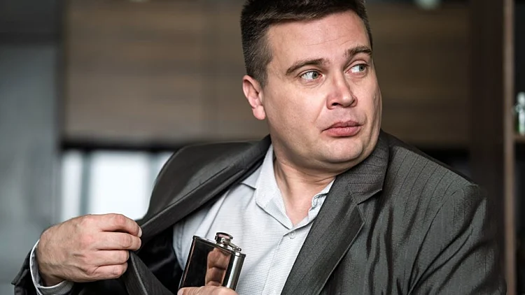 שותה בסתר בזמן עבודה