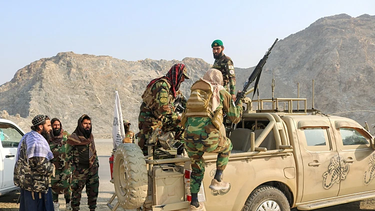 חיילי טליבאן נושאים משגר רקטות ליד גבול גבול פקיסטן
