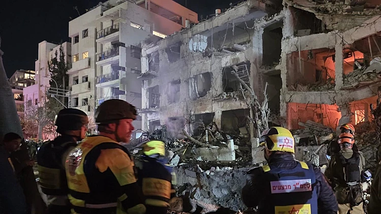 פגיעה ישירה בתל אביב: אישה כבת 50 נהרגה, גבר במצב קשה