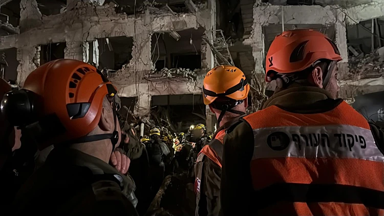 כוחות פיקוד העורף בזירת הפגיעה הישירה בתל אביב