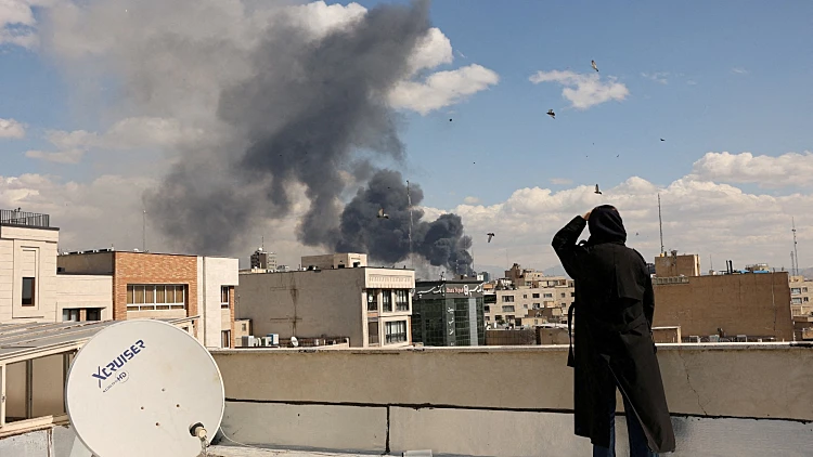גל תקיפות נוסף בלב טהרן; "3 חיילים אמריקנים נהרגו"