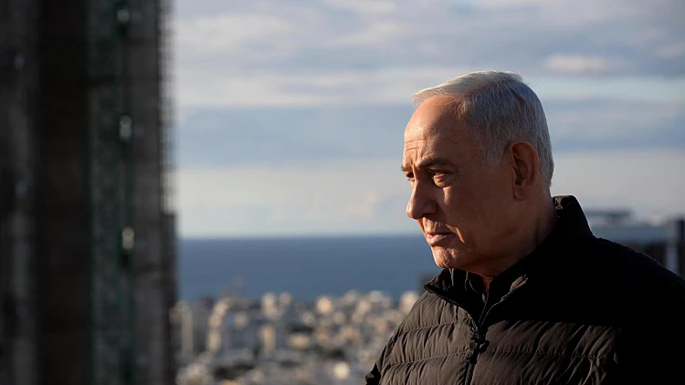 ראש הממשלה בנימין נתניהו על גג בסיס הקריה