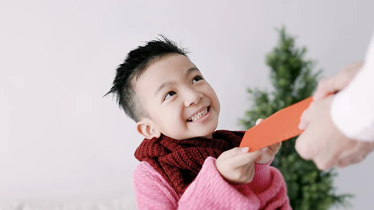 ילד סיני מקבל דמי כיס